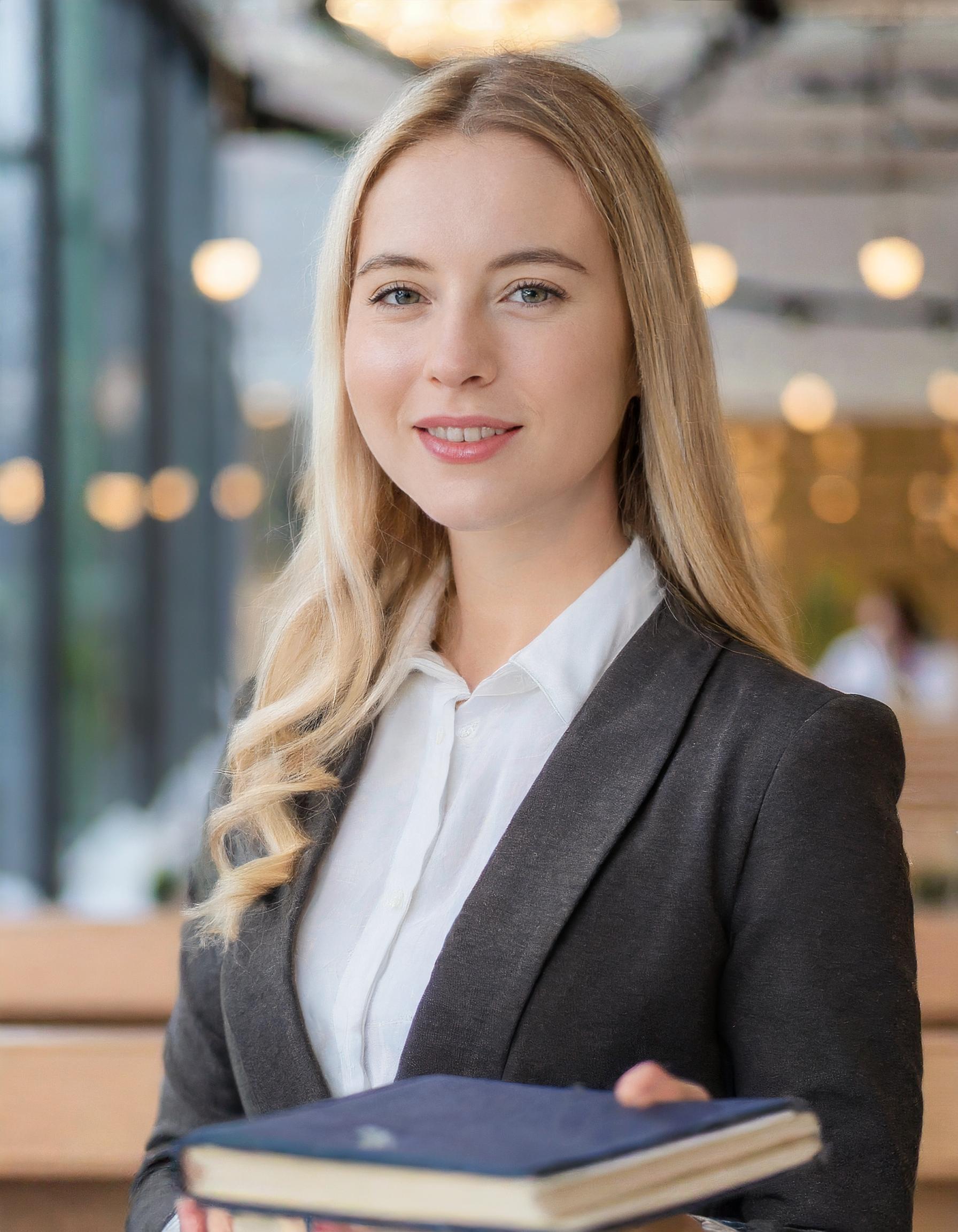 Lächelnde Frau in Business-Kleidung